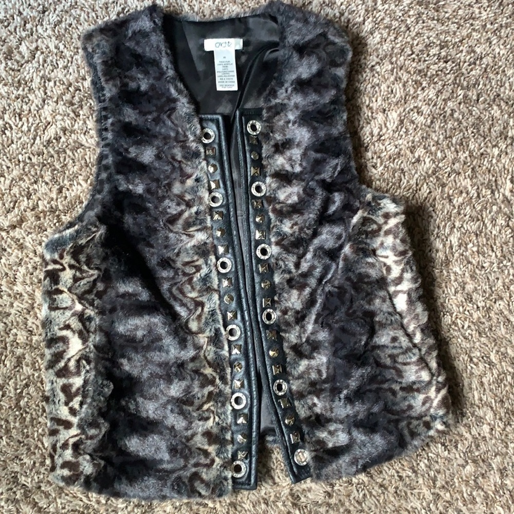 Cache faux fur vest